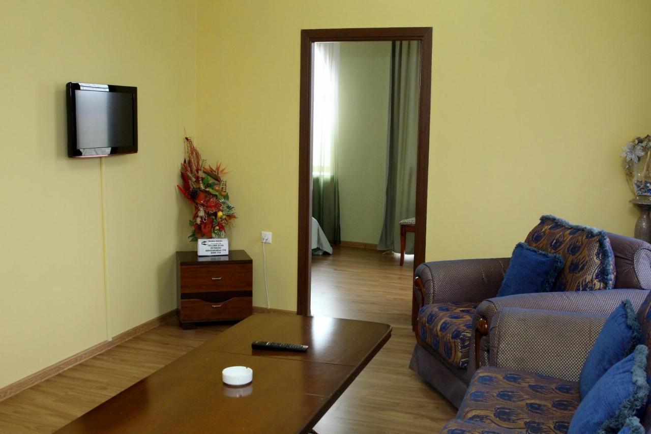 Golden Apricot Bed & Breakfast Gyumri ภายนอก รูปภาพ